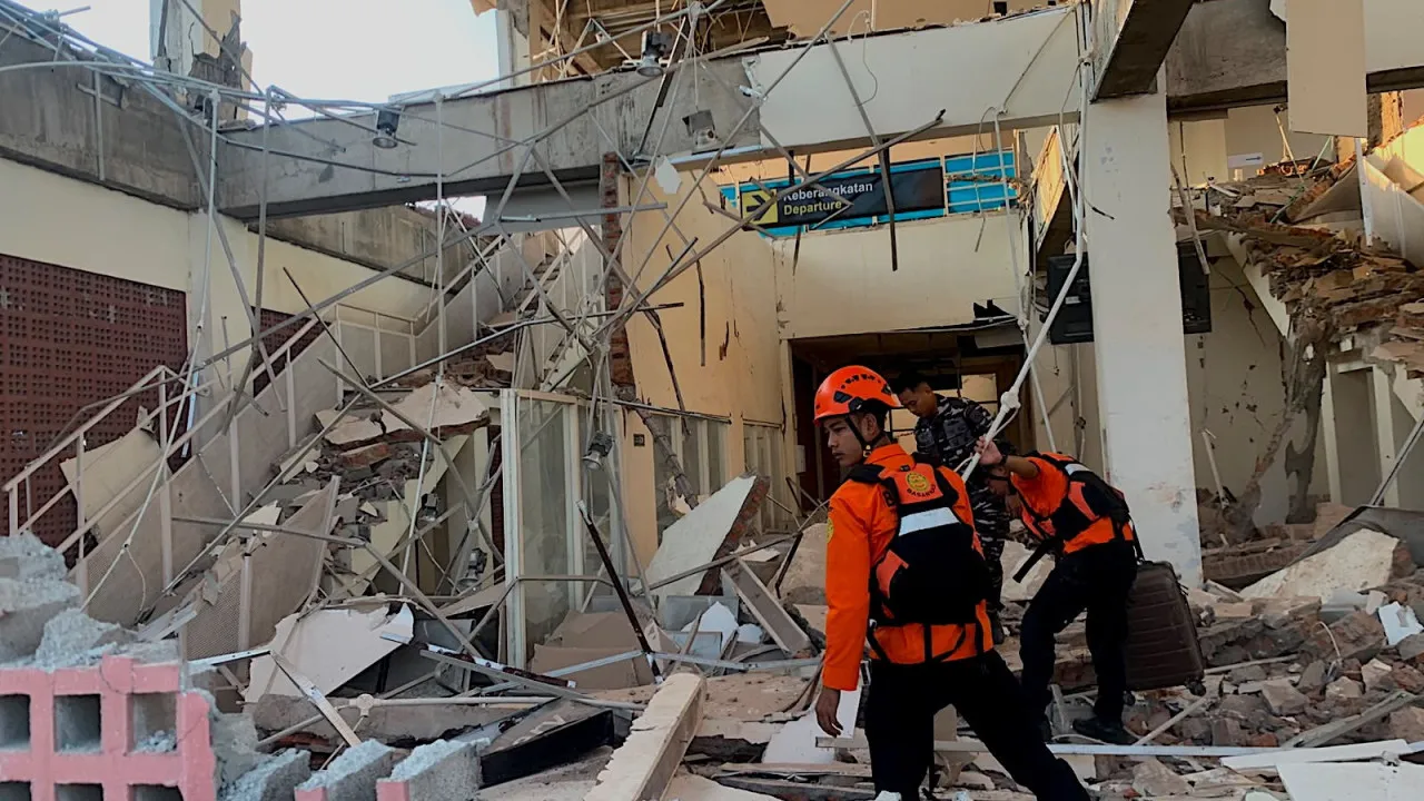 terremoto-de-magnitude-7,7-deixa-dezenas-de-mortos-na-indonesia