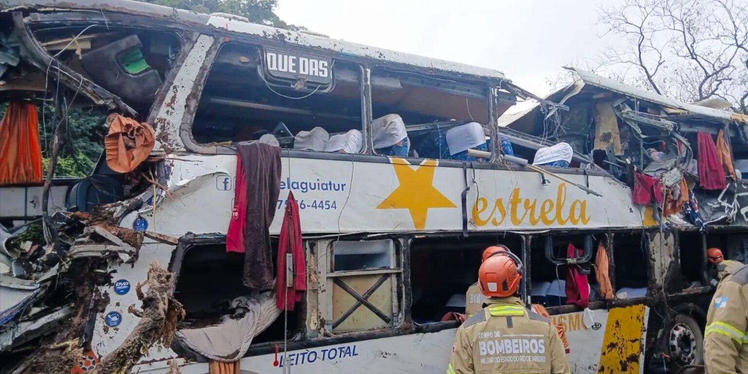 nove-pessoas-morrem-em-tombamento-de-onibus-em-petropolis