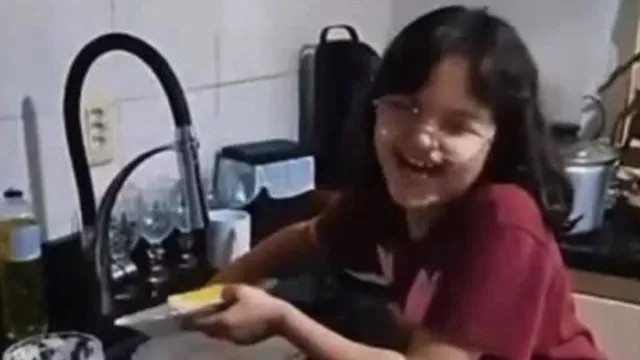 menina-tem-ataque-de-riso-de-mais-de-3h-(que-esconde-problema-de-saude)