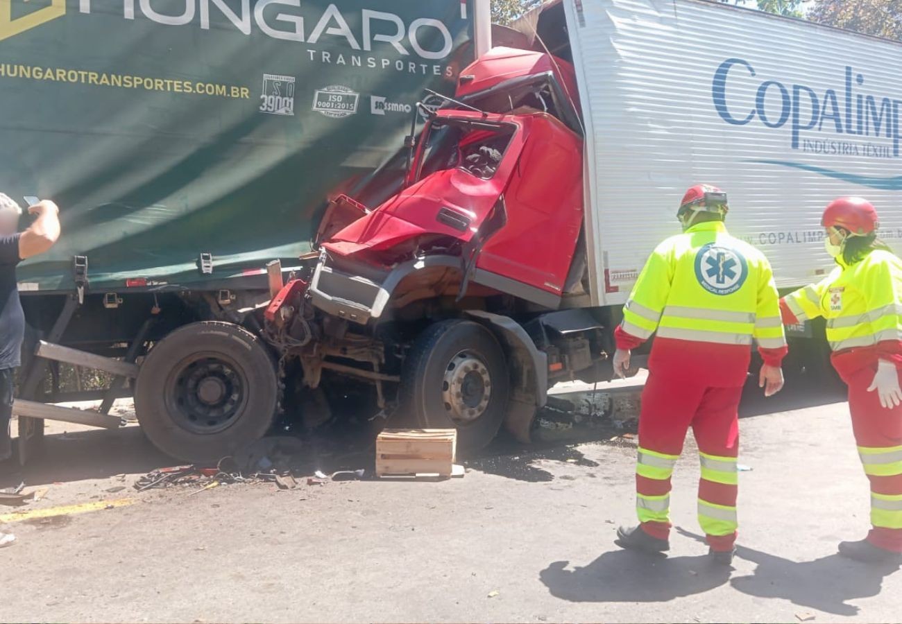acidente-entre-caminhoes-deixa-tres-mortos-na-br-153