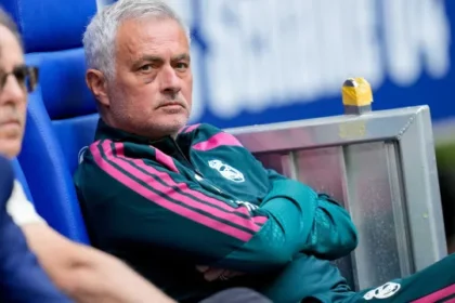 mourinho-aparece-com-olho-roxo-em-jogo-do-real-madrid;-saiba-o-motivo