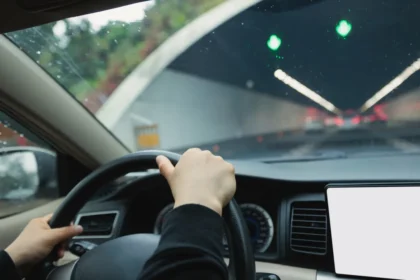 pais-viajam-100-km-sem-perceber-que-filho-estava-morto-no-carro