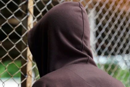 adolescente-brasileiro-matou-a-mae-apos-pedir-ajuda-a-policia-em-portugal