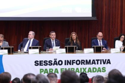 presidente-do-tse-defende-urna-eletronica-em-reuniao-com-embaixadores