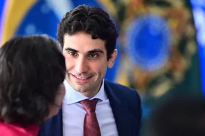 bc-esta-pilotando-a-politica-monetaria-pensando-em-patamar-contracionista,-diz-galipolo