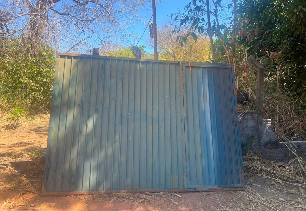 servidor-publico-sai-para-trabalhar-e-tem-portao-de-casa-furtado,-diz-policia