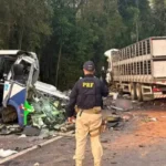 acidente-entre-onibus-e-carreta-deixa-21-mortos-e-4-feridos-no-parana