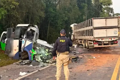 acidente-entre-onibus-e-carreta-deixa-21-mortos-e-4-feridos-no-parana