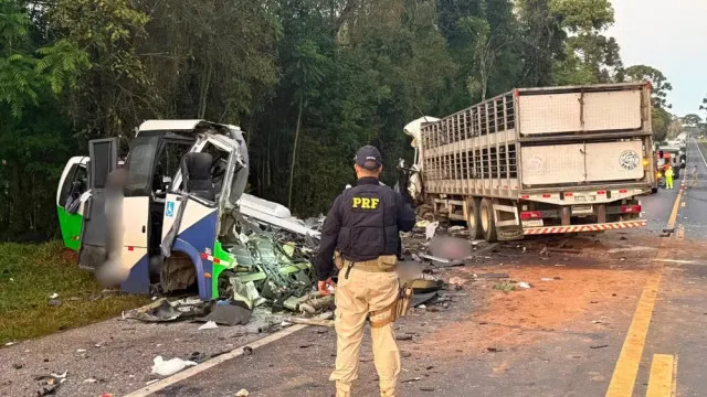 acidente-entre-onibus-e-carreta-deixa-21-mortos-e-4-feridos-no-parana