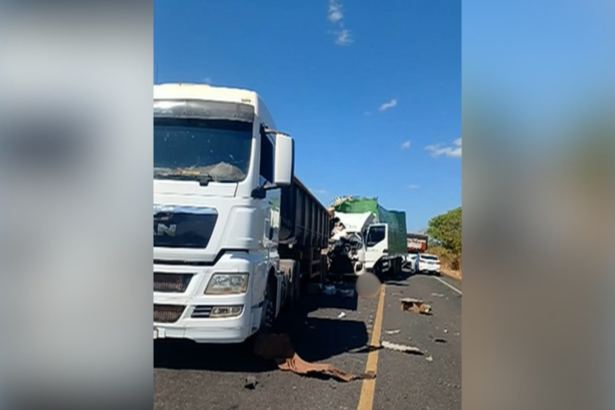 crianca-morre-em-acidente-entre-caminhoes-na-to-010