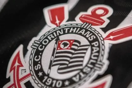 torcedores-protestam-em-frente-ao-ministerio-publico-e-pedem-intervencao-no-corinthians