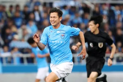 aos-59-anos,-kazuyoshi-miura-bate-recorde-ao-marcar-dois-gols-no-japao
