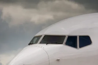 onibus-atinge-asa-de-boeing-737-durante-embarque-no-aeroporto-de-guarulhos