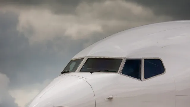 onibus-atinge-asa-de-boeing-737-durante-embarque-no-aeroporto-de-guarulhos