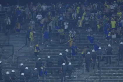 cenas-lamentaveis:-torcidas-e-jogadores-protagonizam-brigas-na-libertadores-e-sul-americana