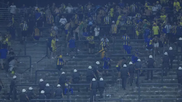 cenas-lamentaveis:-torcidas-e-jogadores-protagonizam-brigas-na-libertadores-e-sul-americana