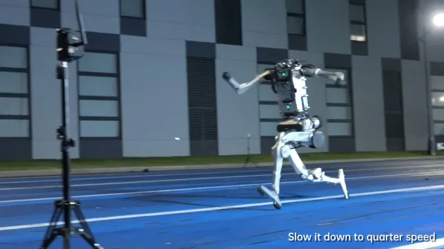 video-mostra-robo-chines-que-salta-2-metros-e-corre-mais-que-usain-bolt