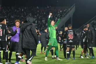 vasco-supera-golaco,-atropela-olimpia-de-virada-e-avanca-as-quartas-da-sula