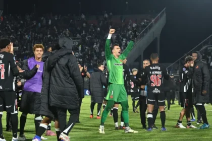 vasco-supera-golaco,-atropela-olimpia-de-virada-e-avanca-as-quartas-da-sula