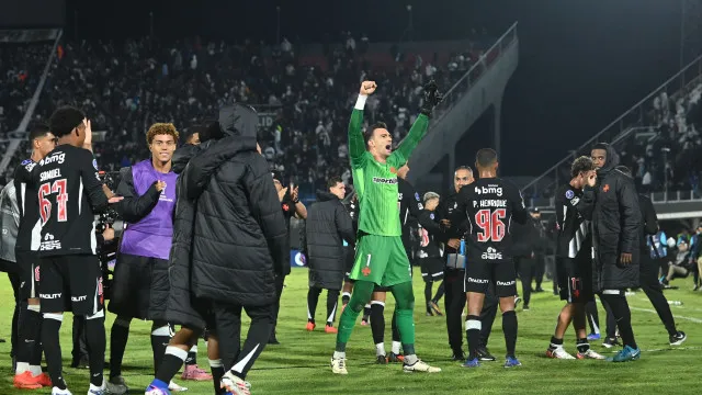 vasco-supera-golaco,-atropela-olimpia-de-virada-e-avanca-as-quartas-da-sula