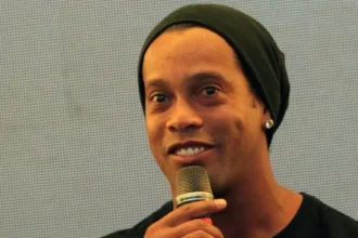 ronaldinho-e-apresentado-na-italia:-‘vou-jogar?-nao-sei,-so-o-tecnico-sabe’