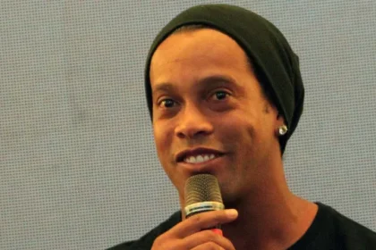 ronaldinho-e-apresentado-na-italia:-‘vou-jogar?-nao-sei,-so-o-tecnico-sabe’