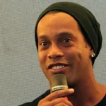 ronaldinho-e-apresentado-na-italia:-‘vou-jogar?-nao-sei,-so-o-tecnico-sabe’