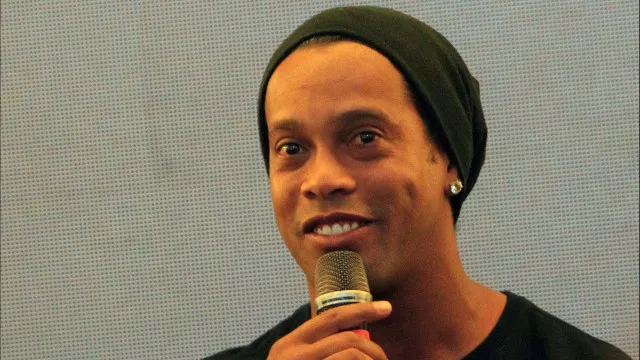 ronaldinho-e-apresentado-na-italia:-‘vou-jogar?-nao-sei,-so-o-tecnico-sabe’