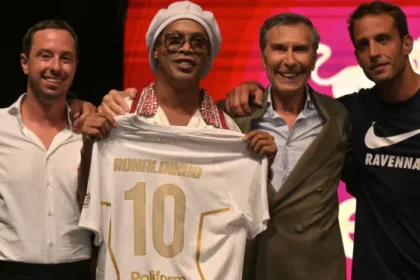 ronaldinho-gaucho-e-apresentado-em-clube-da-terceira-divisao-italiana