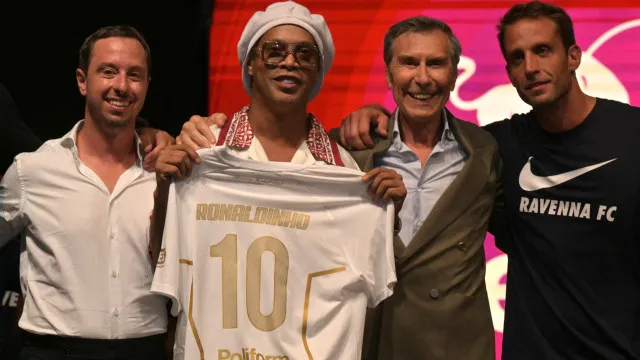 ronaldinho-gaucho-e-apresentado-em-clube-da-terceira-divisao-italiana