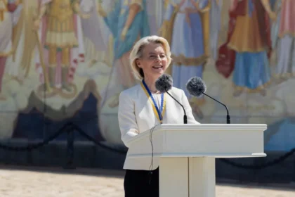 ue-aprova-apoio-de-6-bilhoes-a-ucrania.-“europa-esta-do-vosso-lado”