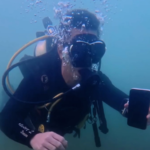 celular-continua-funcionando-apos-ficar-24-horas-submerso-no-lago-de-palmas;-veja-como-foi-o-resgate
