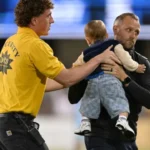 partida-de-futebol-e-interrompida-apos-bebe-‘invadir’-o-campo;-video