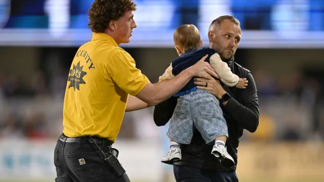 partida-de-futebol-e-interrompida-apos-bebe-‘invadir’-o-campo;-video