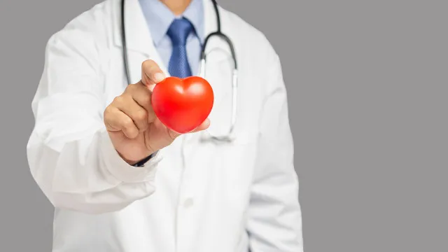 medico-alerta:-7-sinais-de-problemas-no-coracao-que-nunca-deve-ignorar