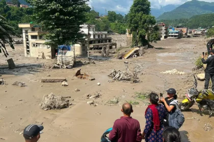 avalanche-de-lama-causa-panico-no-tibete-e-nepal;-centenas-somem