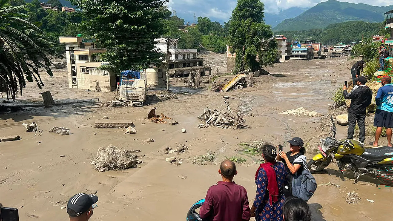 avalanche-de-lama-causa-panico-no-tibete-e-nepal;-centenas-somem
