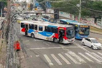 criminosos-usam-onibus-em-barricadas-contra-operacao-policial-no-rio