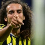gestos-obscenos-de-ex-arsenal-a-torcida-do-lyon-terminam-em-briga;-veja