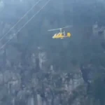 helicoptero-atinge-cabos-de-teleferico,-explode-no-ar-e-mata-dois;-video