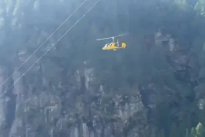 helicoptero-atinge-cabos-de-teleferico,-explode-no-ar-e-mata-dois;-video
