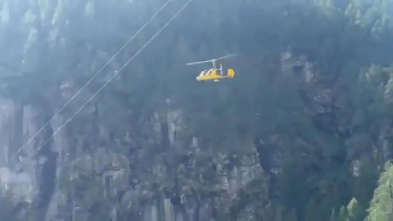 helicoptero-atinge-cabos-de-teleferico,-explode-no-ar-e-mata-dois;-video