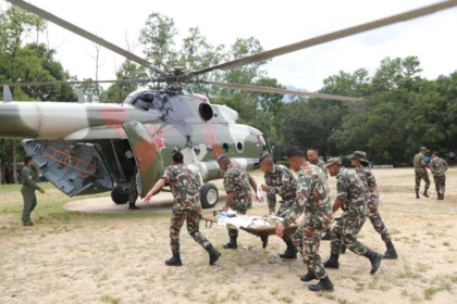 apos-enxurradas,-nepal-e-china-ainda-buscam-mais-de-1.300-desaparecidos