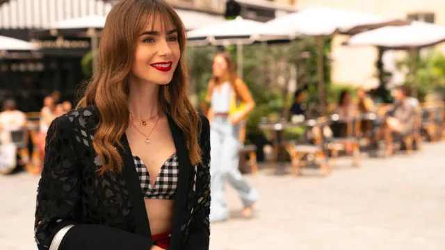 ‘emily-em-paris’-chega-ao-fim-e-leva-protagonista-a-grecia-na-ultima-temporada