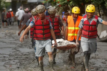 equipes-resgatam-350-pessoas-presas-em-tunel-no-nepal-apos-inundacoes