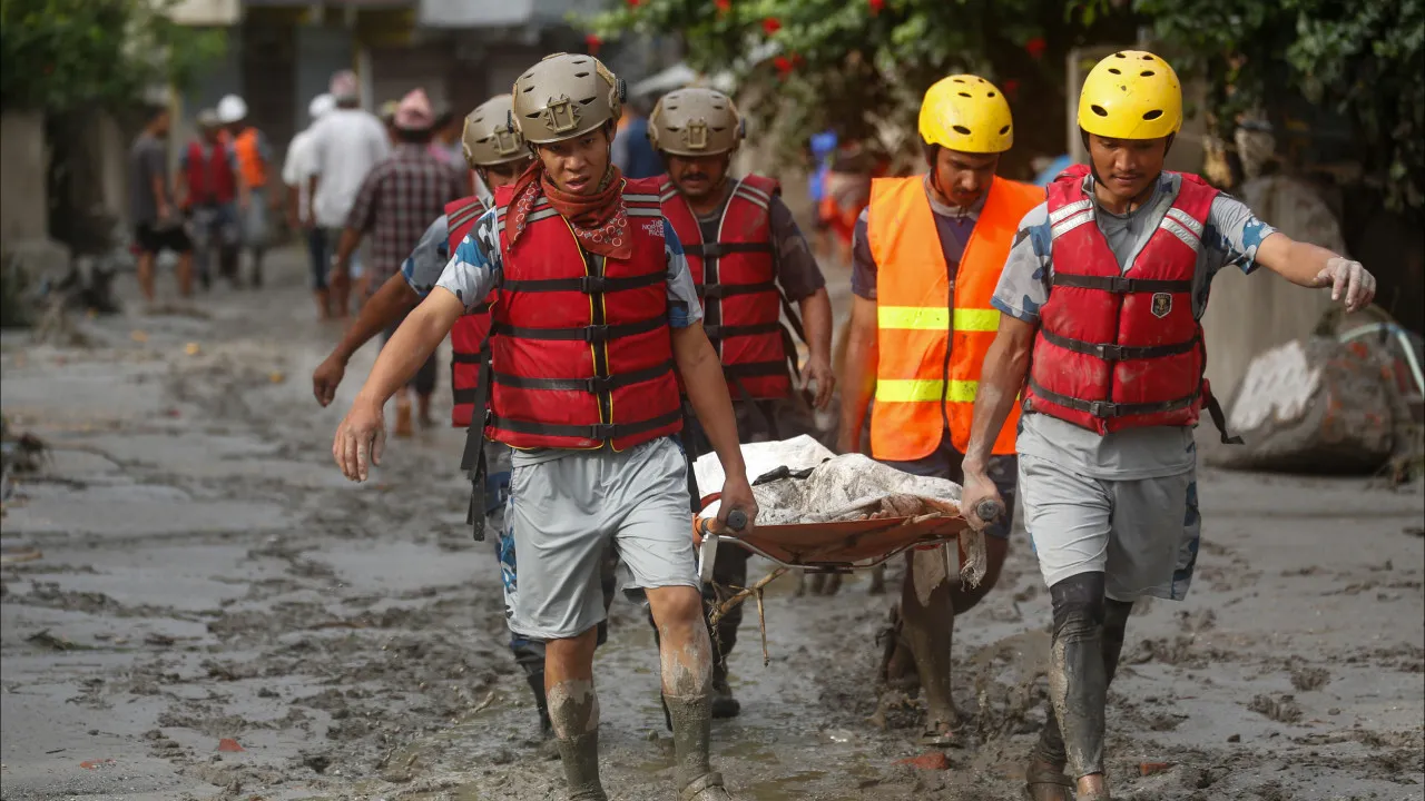 equipes-resgatam-350-pessoas-presas-em-tunel-no-nepal-apos-inundacoes
