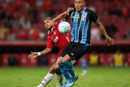 inter-e-gremio-empatam-em-classico-com-43-faltas-e-polemica-de-arbitragem