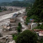 nepal-monitora-dois-lagos;-risco-de-enchentes-persiste