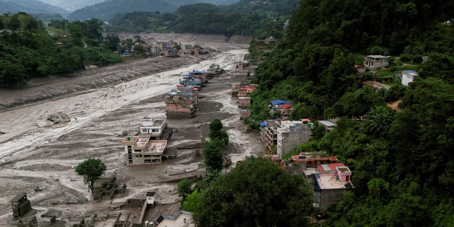 nepal-monitora-dois-lagos;-risco-de-enchentes-persiste