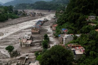 nepal-monitora-dois-lagos;-risco-de-enchentes-persiste
